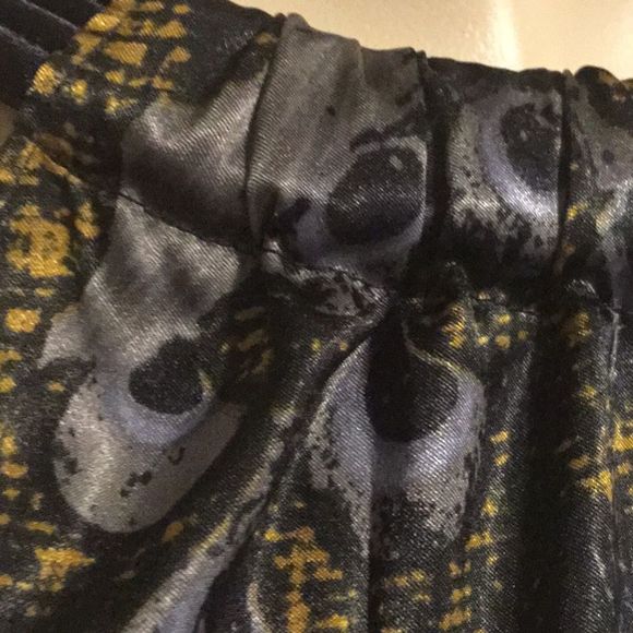 Halter golden print silky blouse - Picture 5 of 8